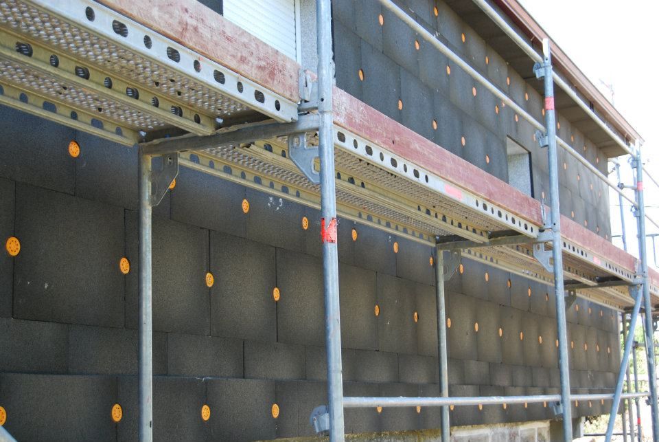 Fachada con placas de vidrio celular