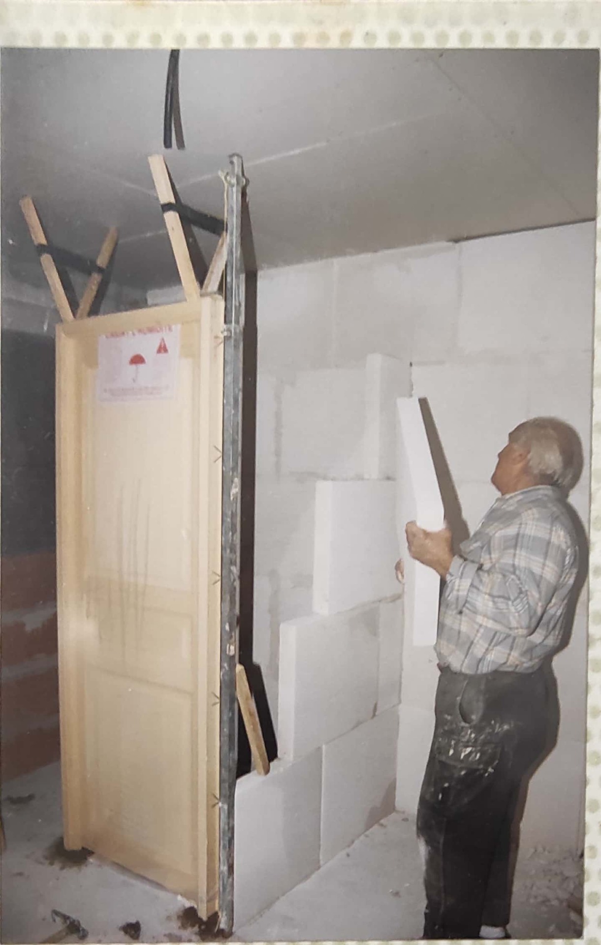 Operario insertando bloques de hormigón celular